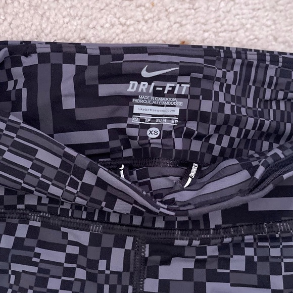 Nike Cropped Leggings - Picture 3 of 3